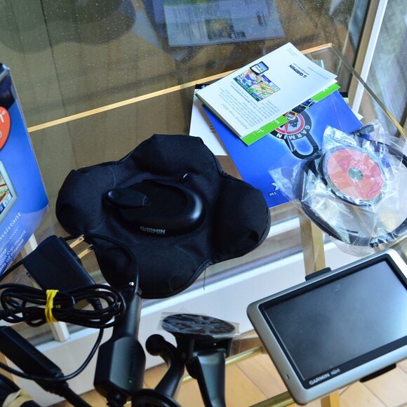 Garmin Nuvi 660 GPS BUNDLE - Picture 5 of 9